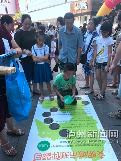 市民在宣傳點(diǎn)參加創(chuàng)文趣味游戲。 記者 朱虹 攝